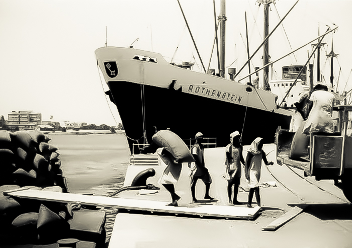 Hafenarbeiter_bei_der_Verladung_von_Sackgut_-_MS_Rothenstein_NDL_Port_Sudan_1960-800-bw